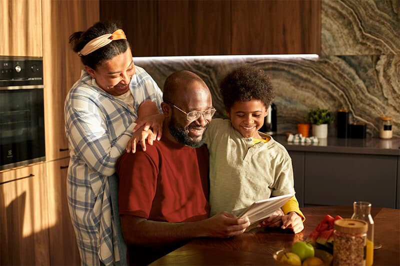 Família planejando compra de imóvel